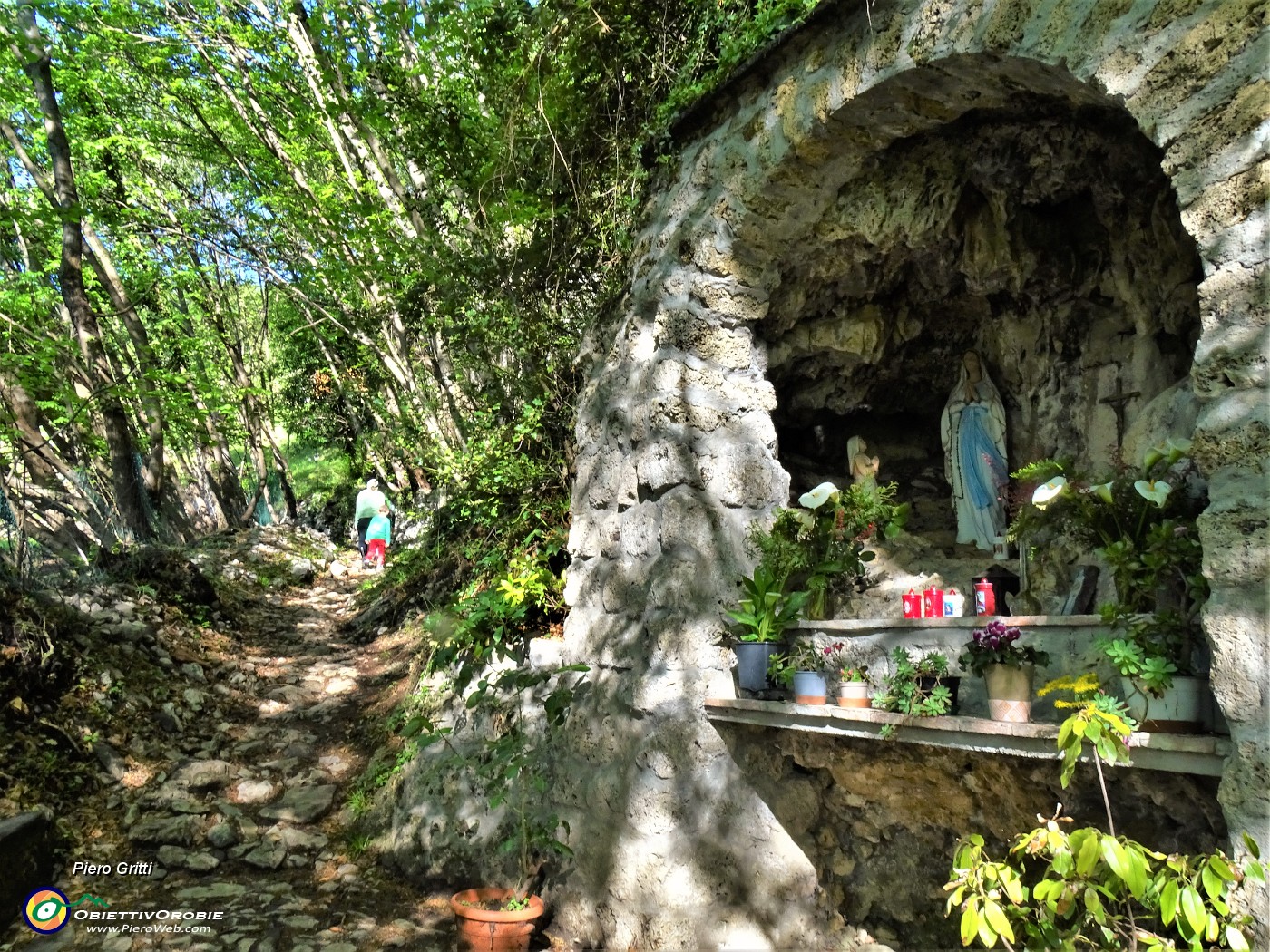 16 Santella-grotta Madonna di Lourdes.JPG